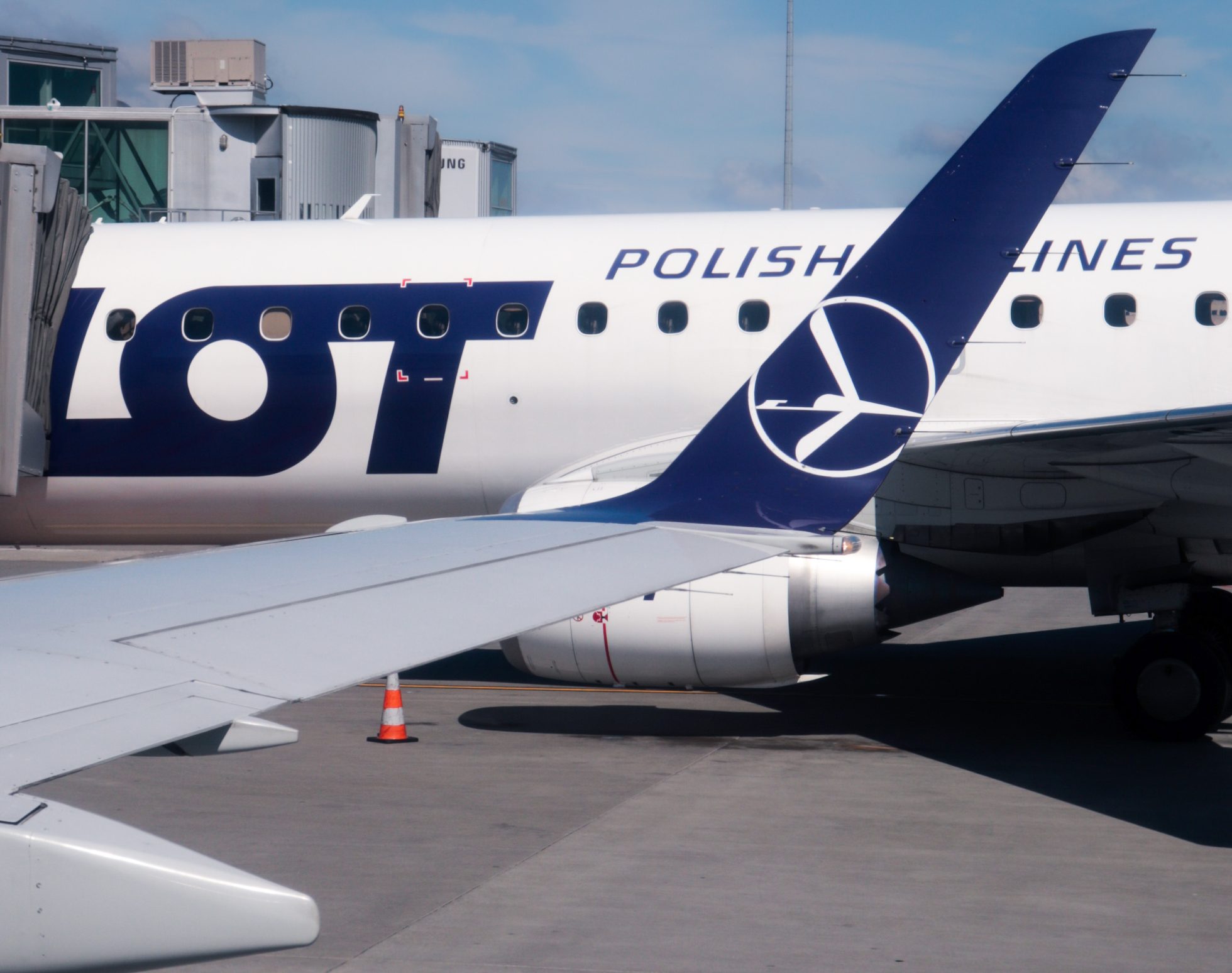 Skrzydło Embraera 175, a w tle samolot Embraer 190
